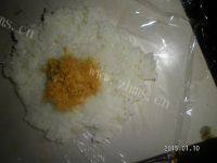 自制肉松饭团做法图解8)