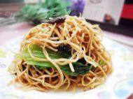 口感极佳的香菇油菜炒面