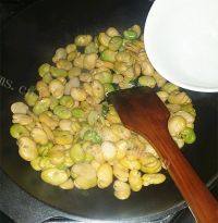 美味的蚕豆瓣炒火腿片做法图解5)