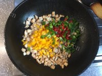 清淡的三色椒鸡丁蛋炒饭做法图解6)