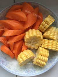 美味的红菌粟米排骨汤做法图解3)