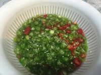 美味的三色辣椒炒猪脆骨做法图解5)
