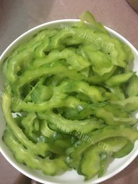 可口的苦瓜炒肉做法图解1)
