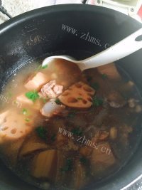 美味的莲藕花生猪骨汤