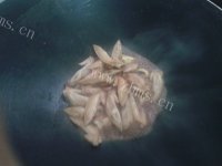 美味的腐竹焖鸡翼尖做法图解7)