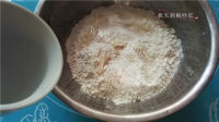 名小吃蟹壳黄烧饼做法图解2)