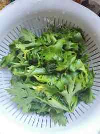 家常菜芹菜叶炒鸡蛋做法图解1)