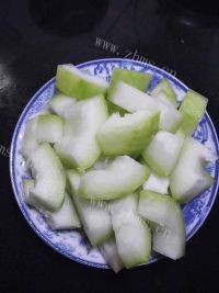 美味的排骨鱿鱼节瓜汤做法图解7)