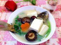 家常菜香菇豆腐鲫鱼汤