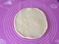 自制虾仁培根披萨做法图解5)