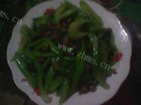 香脆的芹菜拌花生米