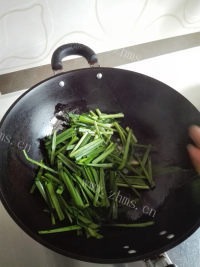 色香味俱全的韭菜炒海肠做法图解4)
