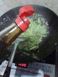 虾米炒蒜苔做法图解5)
