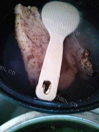 家常菜腊肉炒芹菜做法图解2)