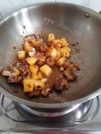 家常菜土豆焖排骨做法图解6)