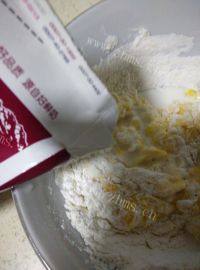 牛奶鸡蛋煎饼做法图解3)