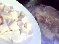美味的鲫鱼豆腐汤做法图解7)