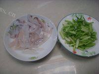 味道香醇的芹菜炒鱿鱼做法图解2)