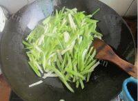 芹菜炒土豆做法图解4)
