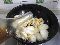 美味银鱼蛋炒饭做法图解4)