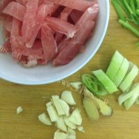 DIY芹菜炒肉做法图解2)