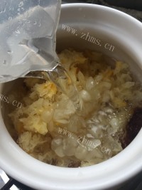 清甜有益的桃胶皂角米银耳羹做法图解6)
