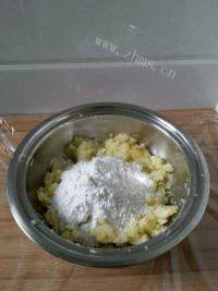 美味的芝麻香土豆饼做法图解2)
