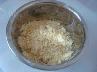 美味的黄油蛋黄酥做法图解4)