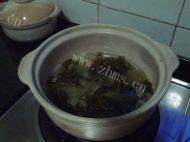 家常菜酸菜鲫鱼做法图解4)