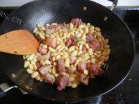 家常菜腊鸭腿炖黄豆做法图解8)