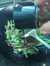 热腾腾的芹菜炒肉做法图解9)