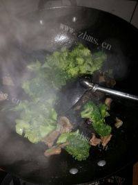 自制西兰花炒木耳做法图解6)