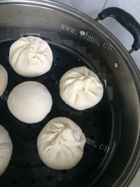 喷香的白菜肉包子做法图解4)