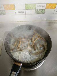 美味的泥鳅豆腐汤做法图解4)