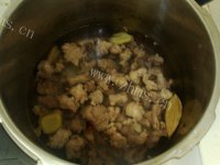 家常菜土豆烧牛腩做法图解3)