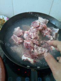 十分喜欢的排骨炖豆角做法图解3)