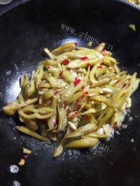 好吃的韭菜炒猫豆做法图解9)