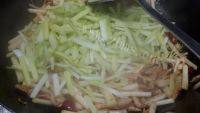 家常菜韭黄肉丝做法图解8)