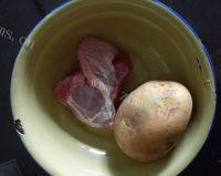美味的土豆蘑菇廋肉汤的做法图解一