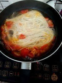 美味的西红柿鸡蛋面做法图解7)