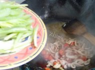 家常菜芹菜鱿鱼丝做法图解6)