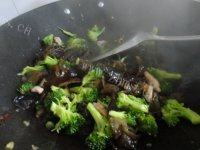 木耳炒西兰花自制做法图解9)