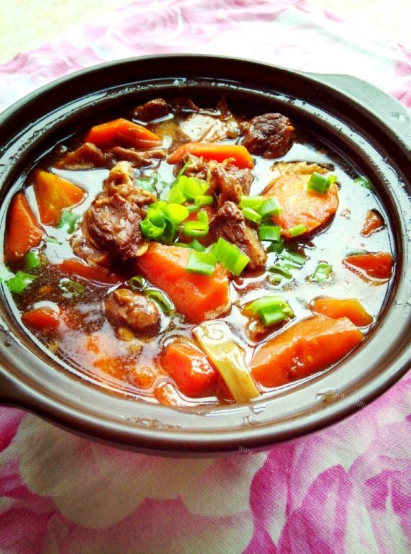 热腾腾的红烧牛肉