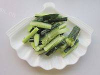 美味的蒜泥黄瓜做法图解2)
