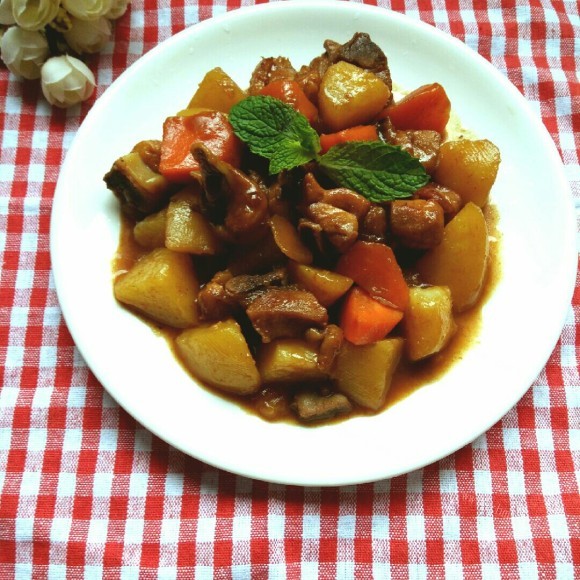 珍馐美味的土豆炖鸡腿