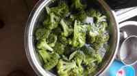质嫩爽口的西兰花炒肉做法图解2)