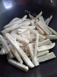 美味的茄子炒肉片做法图解4)