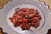 美味的冻豆腐炒猪面珠灯肉做法图解1)