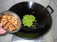 下饭的熏干毛豆烩咸鱼做法图解6)