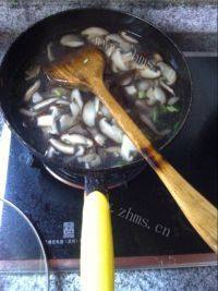 香菇豆腐汤做法图解4)